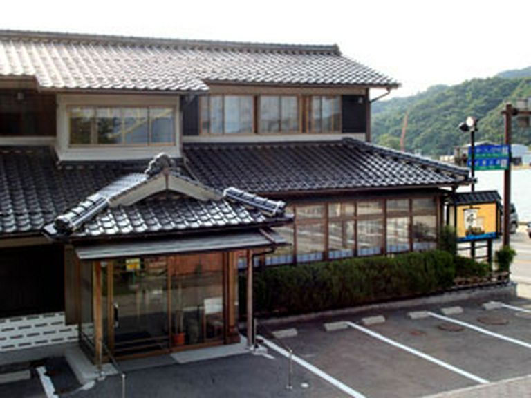 広い空間でバリアフリーの店内はご家族のお食事に人気です