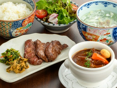 牛たん焼きと牛たんシチューハーフ定食