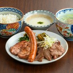 牛たん焼き、牛たんソーセージ、通定食の牛たん焼き、麦ご飯、テールスープ、漬物、南蛮みそ漬、とろろorサラダ