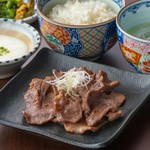 通定食の牛たん焼き、麦ご飯、テールスープ、漬物、南蛮みそ漬、とろろorサラダ