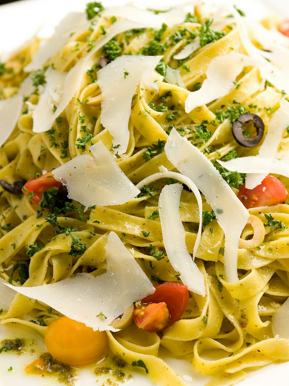 スライスパルミジャーノとジェノベーゼのフェットチーネ