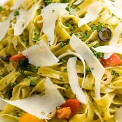 スライスパルミジャーノとジェノベーゼのフェットチーネ