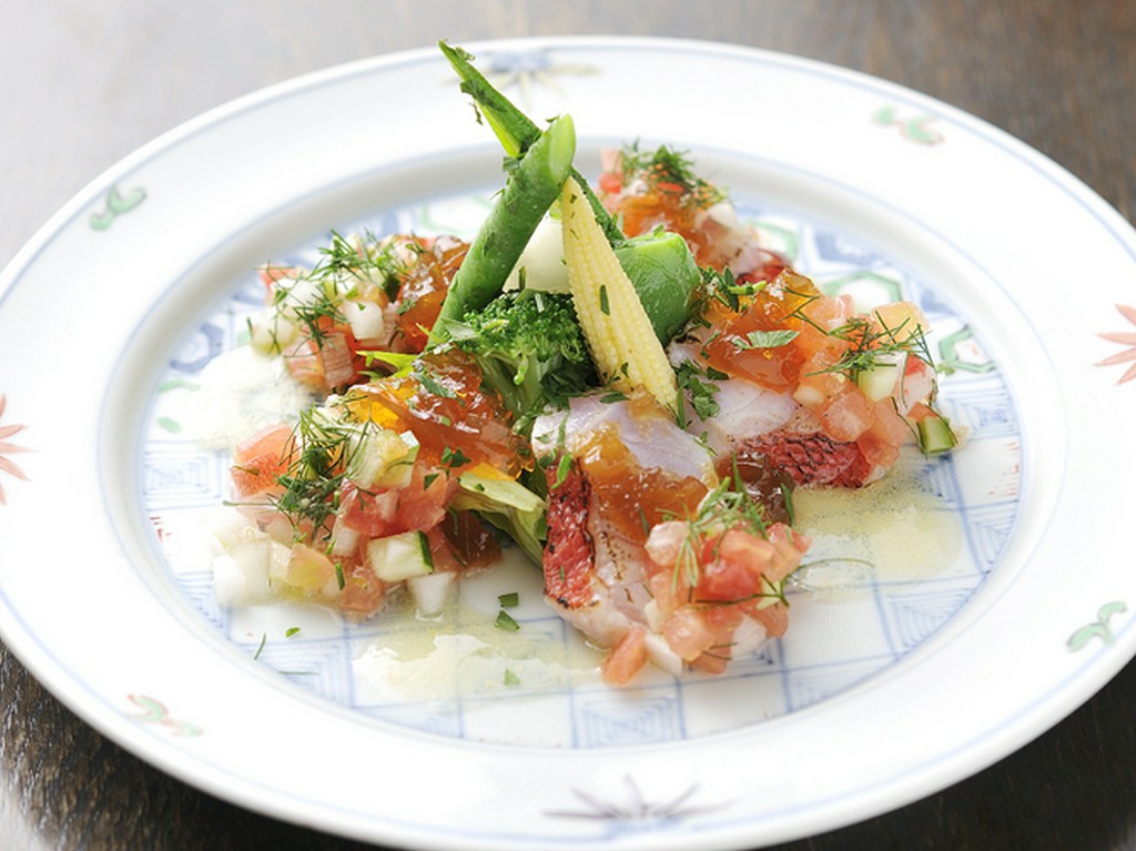 月毎に変わるコースメニューの一例、『金目鯛のお刺身サラダ』