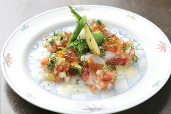 月毎に変わるコースメニューの一例、『金目鯛のお刺身サラダ』