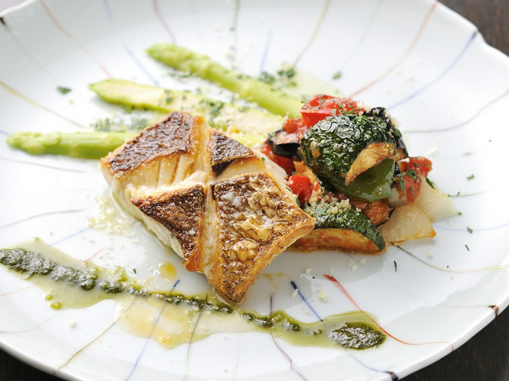 月毎に変わる『お魚コース』の一例、『オゴ鯛のポアレ』