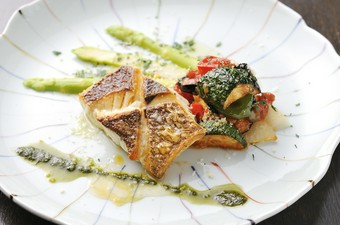 月毎に変わる『お魚コース』の一例、『オゴ鯛のポアレ』