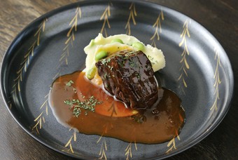 ビーフのこくとうま味が堪能できる『逸品　ほほ肉の煮込み』