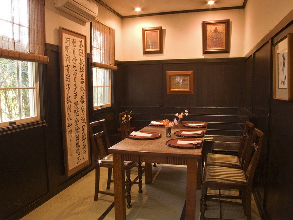 大正の洋館を思わせる畳の個室も選べます