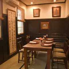 大正の洋館を思わせる畳の個室も選べます