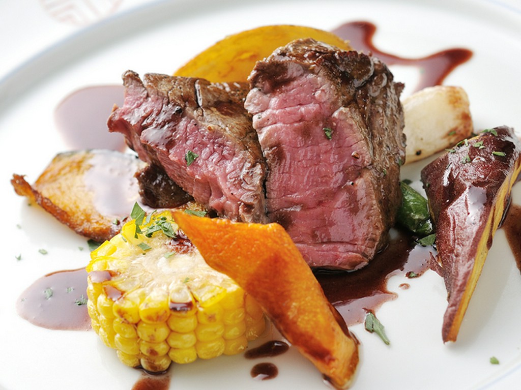 通年あるメニューには添えやあしらいに季節感をプラスしています