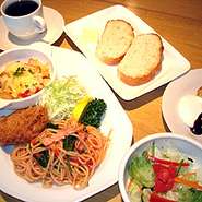 お店で手作りされた洋食メニューを、お腹いっぱい食べられる店。食後のデザートも、もちろん手作り。喫茶だけのご利用もOK!!　宴会もぜひご利用下さい（貸切可）。みなさん　Wishでごゆっくり。