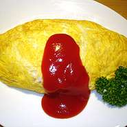 チキンライスを卵でくるむタイプのケチャップ味、だししょうゆ味のきのこ入りチキンライスを卵でくるみ、だししょうゆあんをかけたしょうゆ味。