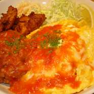 トマトソースのオムライス、チーズ入りハンバーグ、鶏肉の唐揚を盛り合わせました。