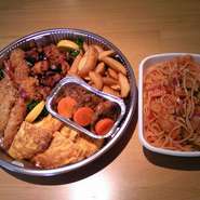 エビフライ、ミートボール、スペインオムレツ、鶏唐揚、スパゲティーナポリタン、フライドポテトを直径３０センチのオードブル容器に入れてお渡しします。２日前までに電話にてご注文承ります。