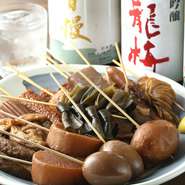 【海ぼうず】の特製のタレにさまざまな配合の調味料を使い、継ぎ足しながら煮込み続けているダシ。このダシで具をしっかり煮込んで味を染みこませ、毎日味見。いつでも変わらない自慢の味でお出ししています。