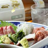 地元静岡産の野菜や地元の市場から直送の鮮魚を毎日仕入れて料理しています。新鮮なお刺身はその日に穫れた旬のお魚だからプリプリ食感。またおでんの具も手づくりしている販売元から仕入れています。