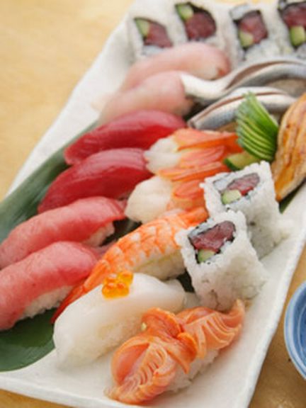 旬のネタをふんだんに。握り寿司 一カン 75円〜
