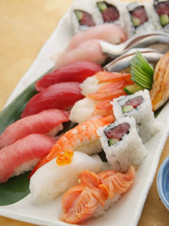 旬のネタをふんだんに。握り寿司　一カン　75円～