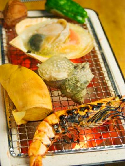 熱々をどうぞ！　七輪浜焼き各種（殻ホタテなど　380円〜）