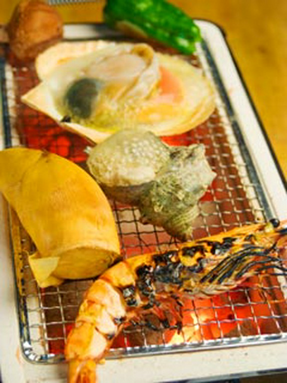 熱々をどうぞ！　七輪浜焼き各種（殻ホタテなど　380円～）