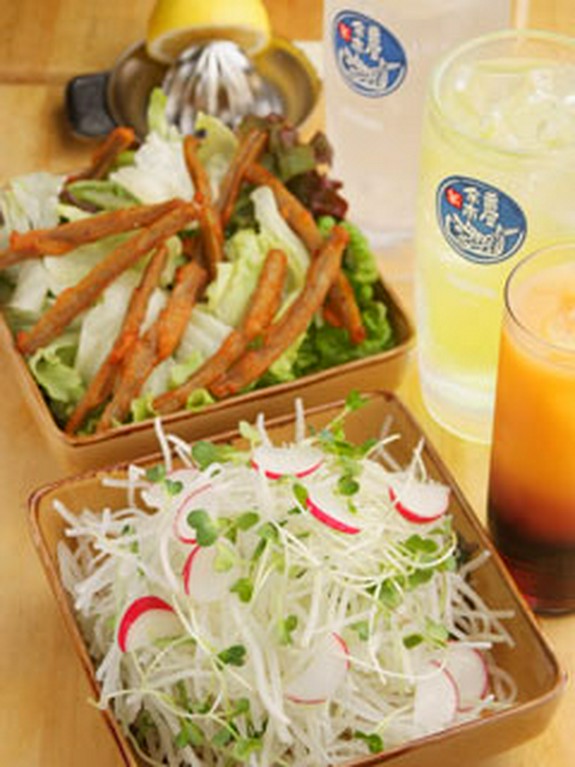 豊富なサワーや新鮮サラダが、女性のお客様にも大人気