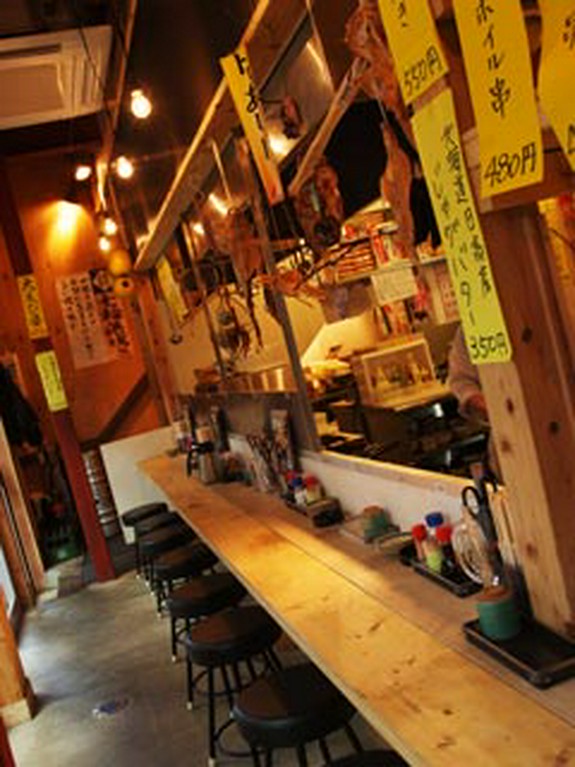 1Fカウンター席はお一人様でもOK。厨房の活気が伝わります！