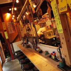 1Fカウンター席はお一人様でもOK。厨房の活気が伝わります！