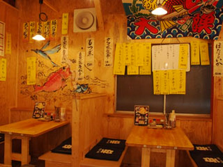 1Fテーブル席で昼から一杯! オツなもんです…