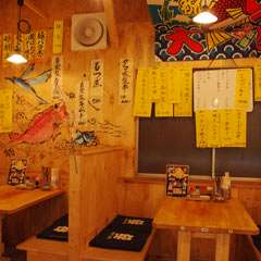 1Fテーブル席で昼から一杯！　オツなもんです…