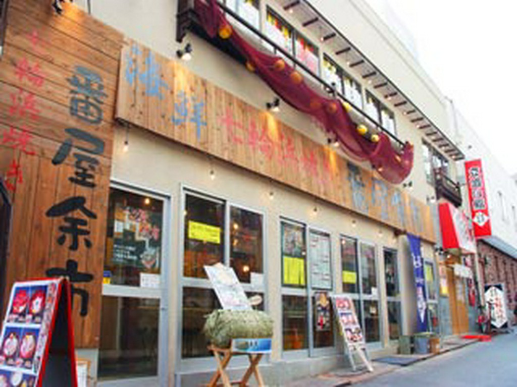 アメ横の活気をそのままに。ビックカメラ横の路地へどうぞ！