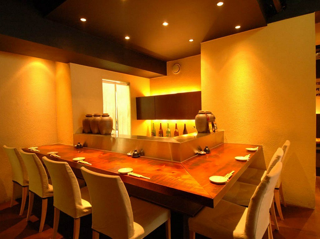 静かな隠れ家的レストランダイニング