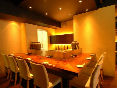 静かな隠れ家的レストランダイニング