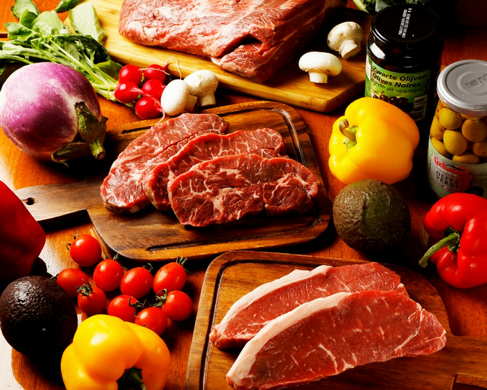 子羊の骨付き肉と野菜グリル