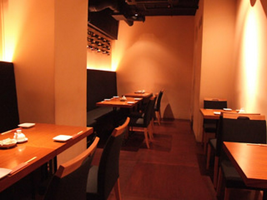 テーブルでワインを…