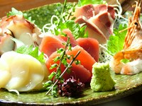 旬の天然の魚があります。真鯛・イサキ・カサゴ・カワハギなど…