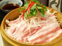 黒豚と旬野菜を沢山使用した贅沢な逸品！4種類位の野菜と黒豚を一緒に蒸した美味しい逸品。
