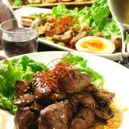 朝〆の鶏の白レバ（白レバは特に希少価値が高いです。）をにんにくと特製のソースで焼き上げます。