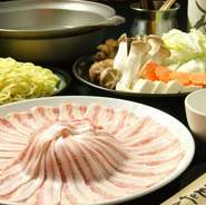 大人気メニューのしゃぶしゃぶが通年で開始しました！ 黒豚とネギたっぷり！〆のラーメンもたまりません。 