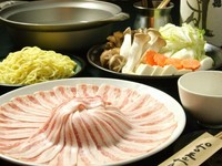 大人気メニューのしゃぶしゃぶが通年で開始しました！ 黒豚とネギたっぷり！〆のラーメンもたまりません。 