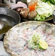 刺身用の鮮魚の鯛を薄く切ってしゃぶしゃぶします。  上品な味わいが年配のかたに人気です。 
