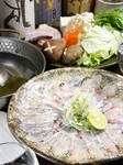 刺身用の鮮魚の鯛を薄く切ってしゃぶしゃぶします。  上品な味わいが年配のかたに人気です。 