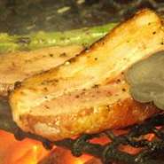 ぶ厚く切ったベーコンを豪快に食す