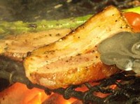 ぶ厚く切ったベーコンを豪快に食す