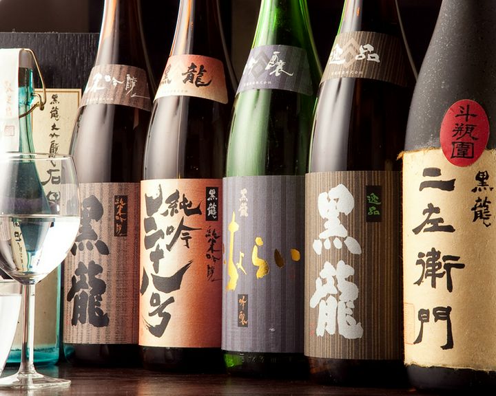 黒龍と全国の日本酒を毎月いろいろ取り揃えております。