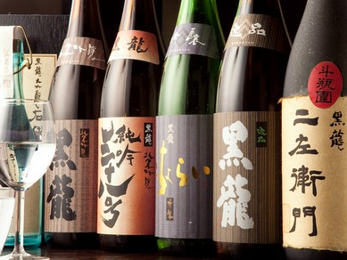 　黒龍と全国の日本酒を毎月いろいろ取り揃えております。