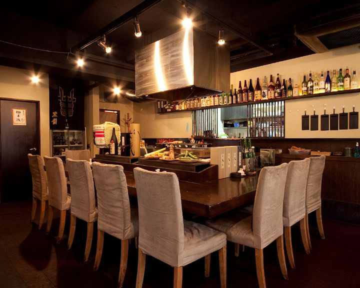 落ち着いた雰囲気のカウンター席