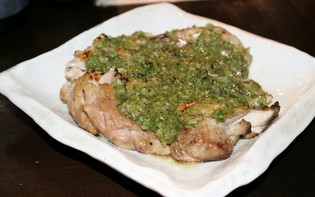 宮崎県産の地鶏「日南どり」と、旨みを凝縮する炉端焼き料理