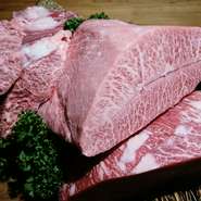 目利きが選ぶA4番以上の和牛をすべて手切りでお出しします。