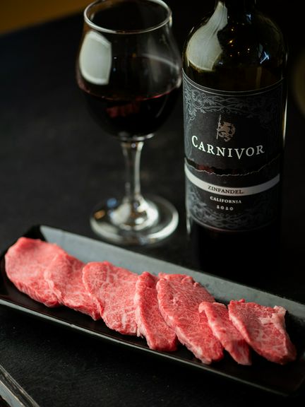 厳選赤身肉にぴったりなワインで、2人の至福のひとときを