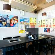 落ち着いた雰囲気の店内にはテーブル席も用意されており、靴を脱がなくてよいので、気軽にくつろげます。車椅子でも利用でき、子どもから年配の方まで一緒の食事にも最適。